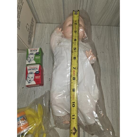 Vtg 1991 Gerber Baby Doll Gift Set Sleepy Eyes Food Dishes New In Box - Picture 3 of 11